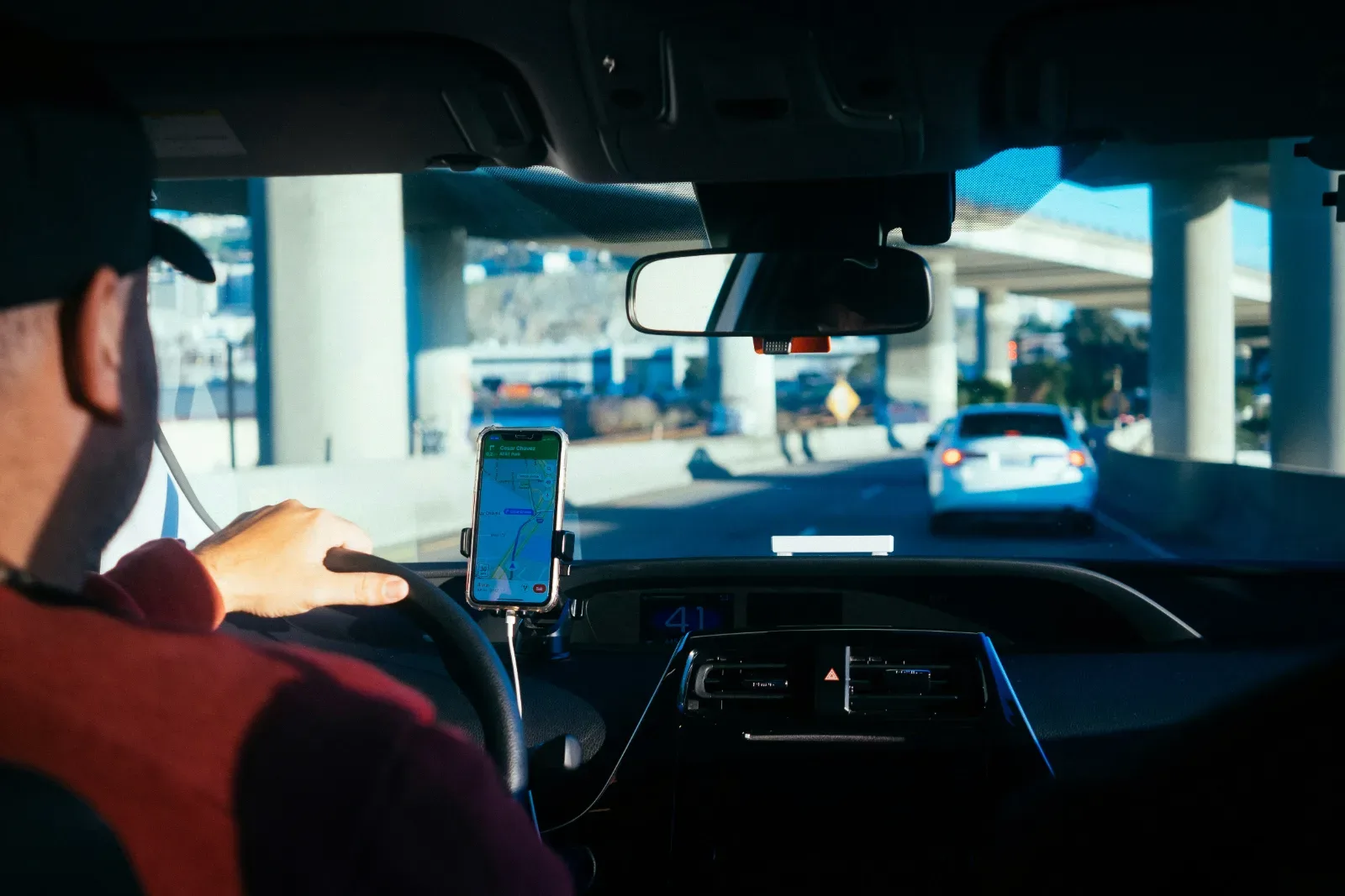 Aplicativo de pedágio Free Flow em uso no celular para consulta e pagamento de passagens