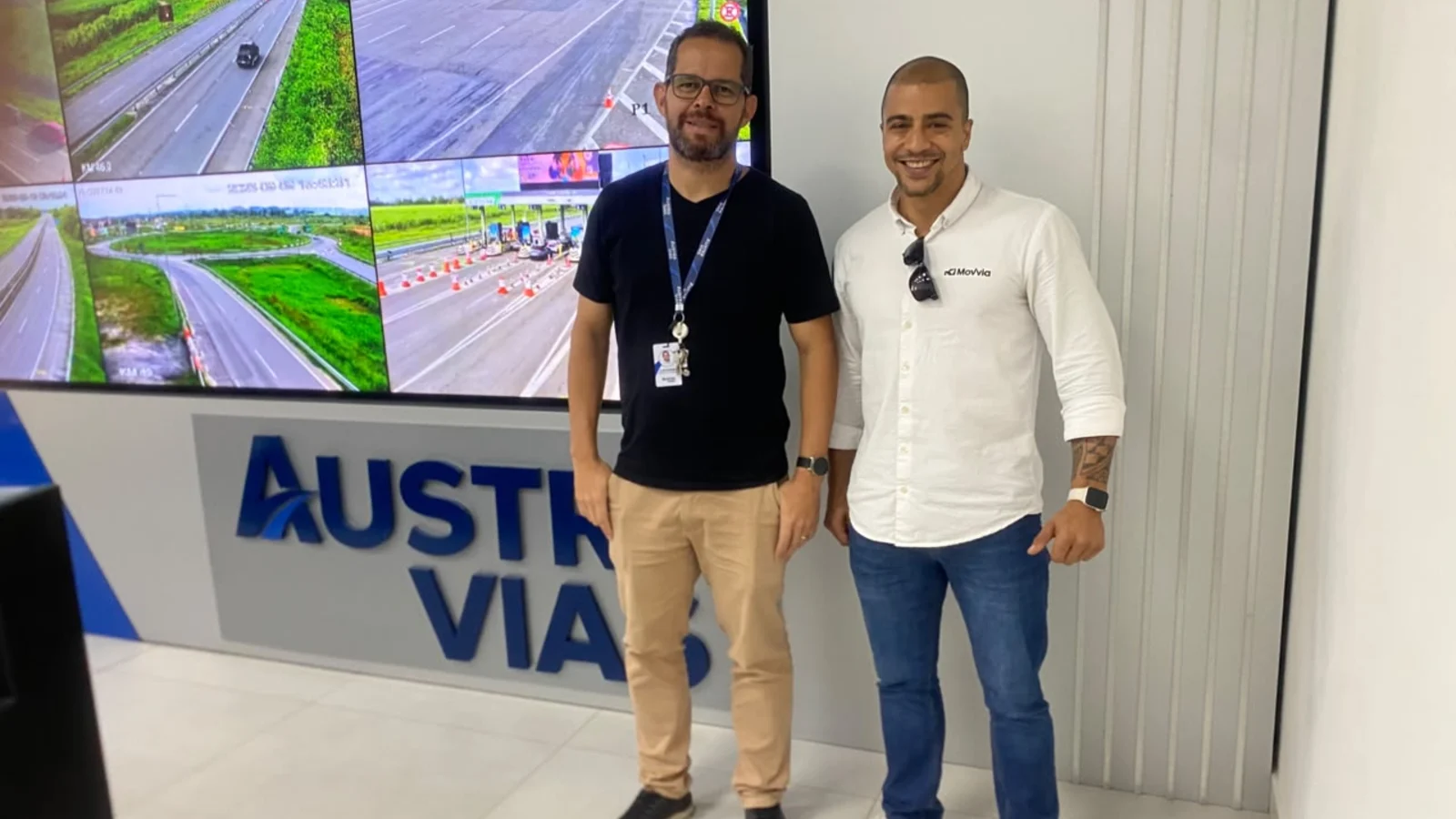 Visita da Movvia à Austravias: Rannan Blumen, gerente comercial, no Centro de Controle Operacional das concessionárias rodoviárias, com monitoramento de praças de pedágio ao fundo