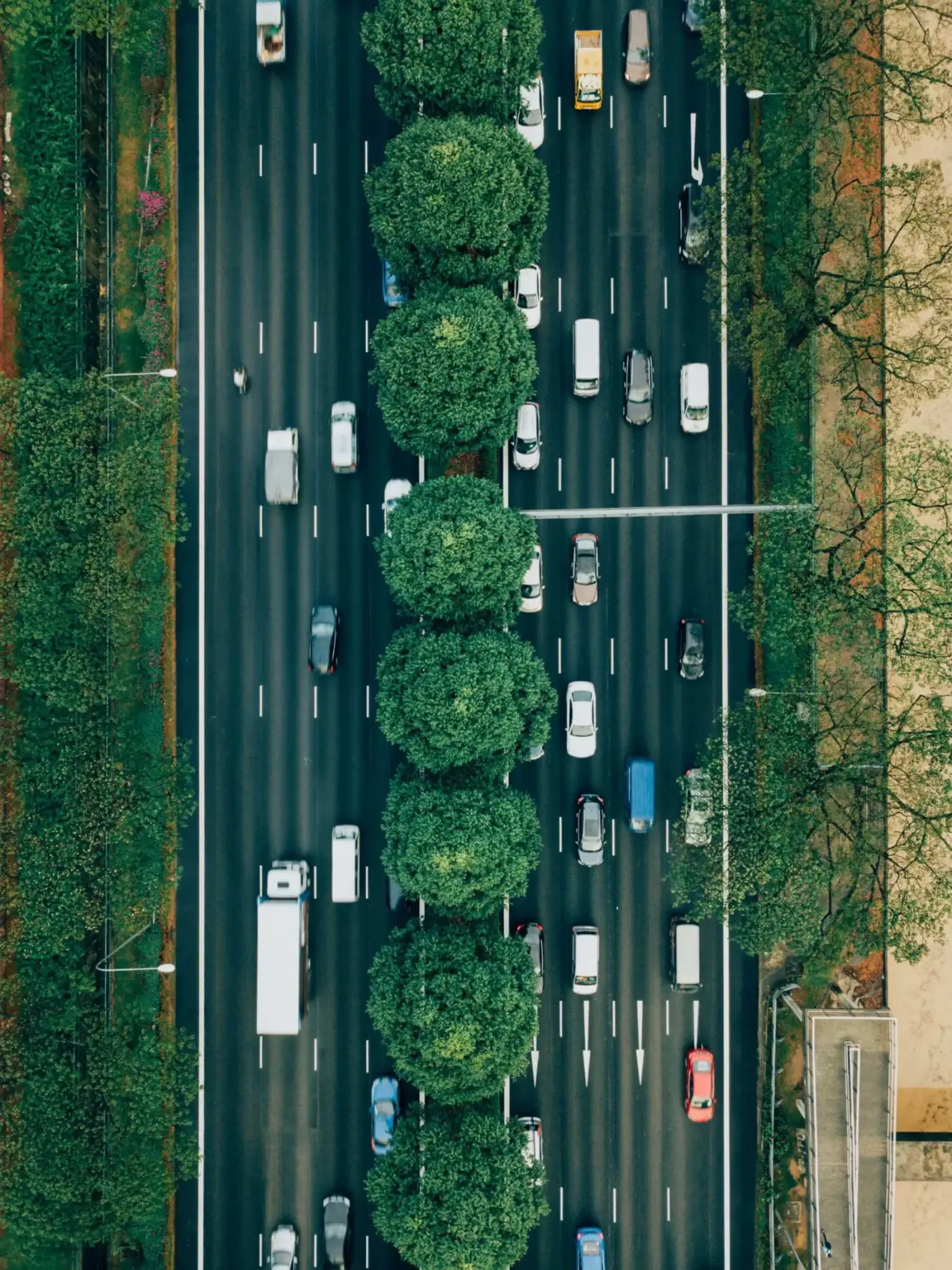 Tecnologia Multi-Lane Free Flow: veículos passando por pórtico de cobrança sem reduzir a velocidade