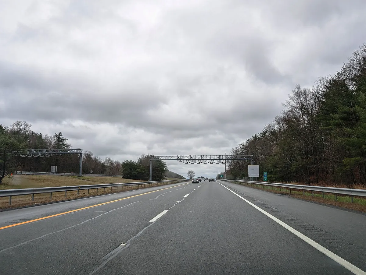 Pórtico de cobrança eletrônica sobre rodovia